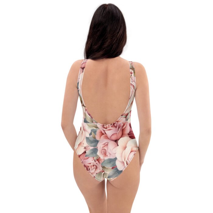 Maudymosi kostiumėlis su rožių raštu – tai moteriškumo ir gamtos švelnumo derinys. Vasaros atostogoms, baseinui ar fotosesijai pajūryje.