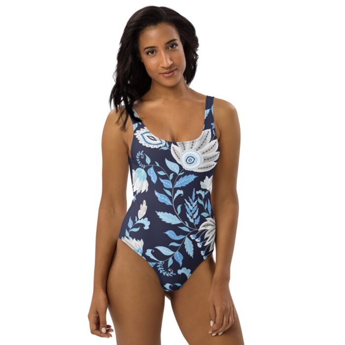 Vientisas maudomas mėlyname fone su stilizuotomis gėlėmis – tai stilingas ir patogus pasirinkimas aktyviam laisvalaikiui, poilsiui ar atostogoms.