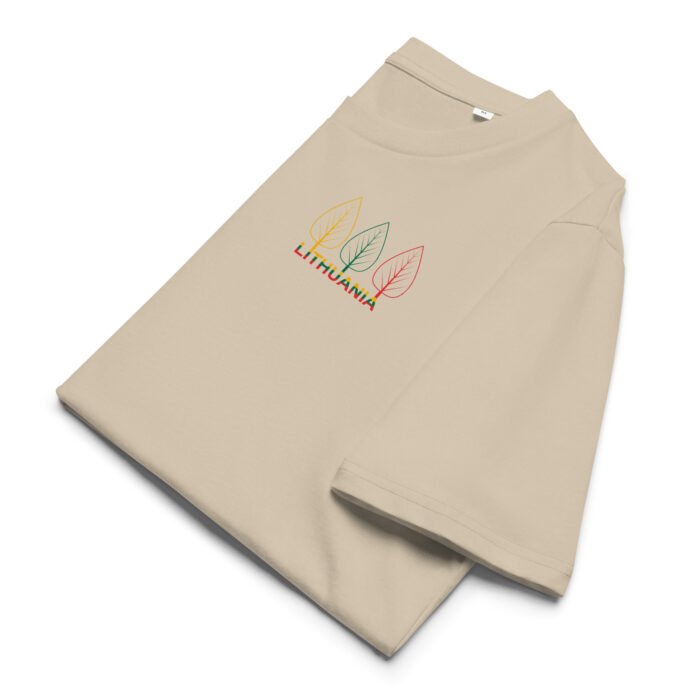 Unisex marškinėliai su trispalve ir lapais. Su užrašu LITHUANIA ir trispalvės spalvomis. Puikiai dera tiek kasdienėje, tiek šventinėje aprangoje.