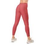 Raudonos temprės su eglučių raštu sportui ir žiemos veikloms. Minimalistinis eglučių raštas kuria modernų šventinį įvaizdį.