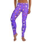 Kokybiškos violetinės temprės su kalėdų personažais, tinkamos treniruotėms, jogai ar šventinėms veikloms. Šventinis raštas suteikia nuotaikos.