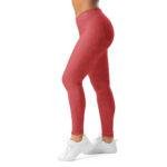 Raudonos temprės su eglučių raštu sportui ir žiemos veikloms. Minimalistinis eglučių raštas kuria modernų šventinį įvaizdį.