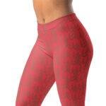 Raudonos temprės su eglučių raštu sportui ir žiemos veikloms. Minimalistinis eglučių raštas kuria modernų šventinį įvaizdį.