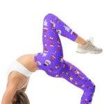 Kokybiškos violetinės temprės su kalėdų personažais, tinkamos treniruotėms, jogai ar šventinėms veikloms. Šventinis raštas suteikia nuotaikos.