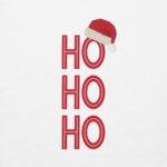 Lengvas, mielas ir jaukus šventinis Unisex džemperis su gobtuvu "Ho Ho Ho" įkvėptas žiemiškos magijos. Tinka tiek kasdienai, tiek dovanoms.