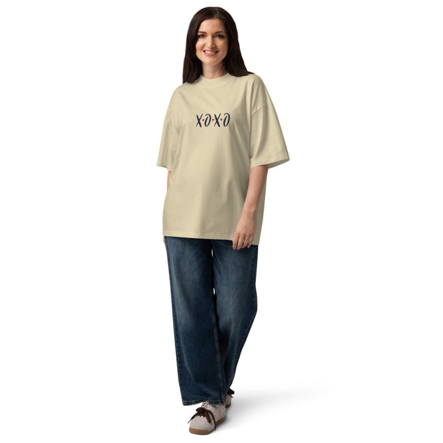 Šie unisex oversize marškinėliai iš 100% organinės medvilnės yra patogūs, minkšti, puikiai tinka kasdienai. Su XOXO užrašu dovana sau ar draugui