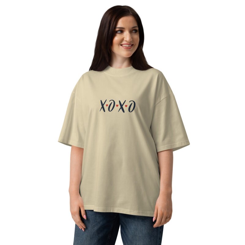 Šie unisex oversize marškinėliai iš 100% organinės medvilnės yra patogūs, minkšti, puikiai tinka kasdienai. Su XOXO užrašu dovana sau ar draugui
