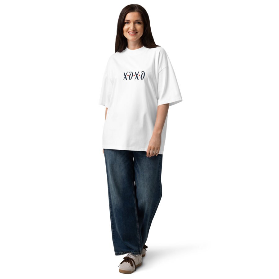 Šie unisex oversize marškinėliai iš 100% organinės medvilnės yra patogūs, minkšti, puikiai tinka kasdienai. Su XOXO užrašu dovana sau ar draugui