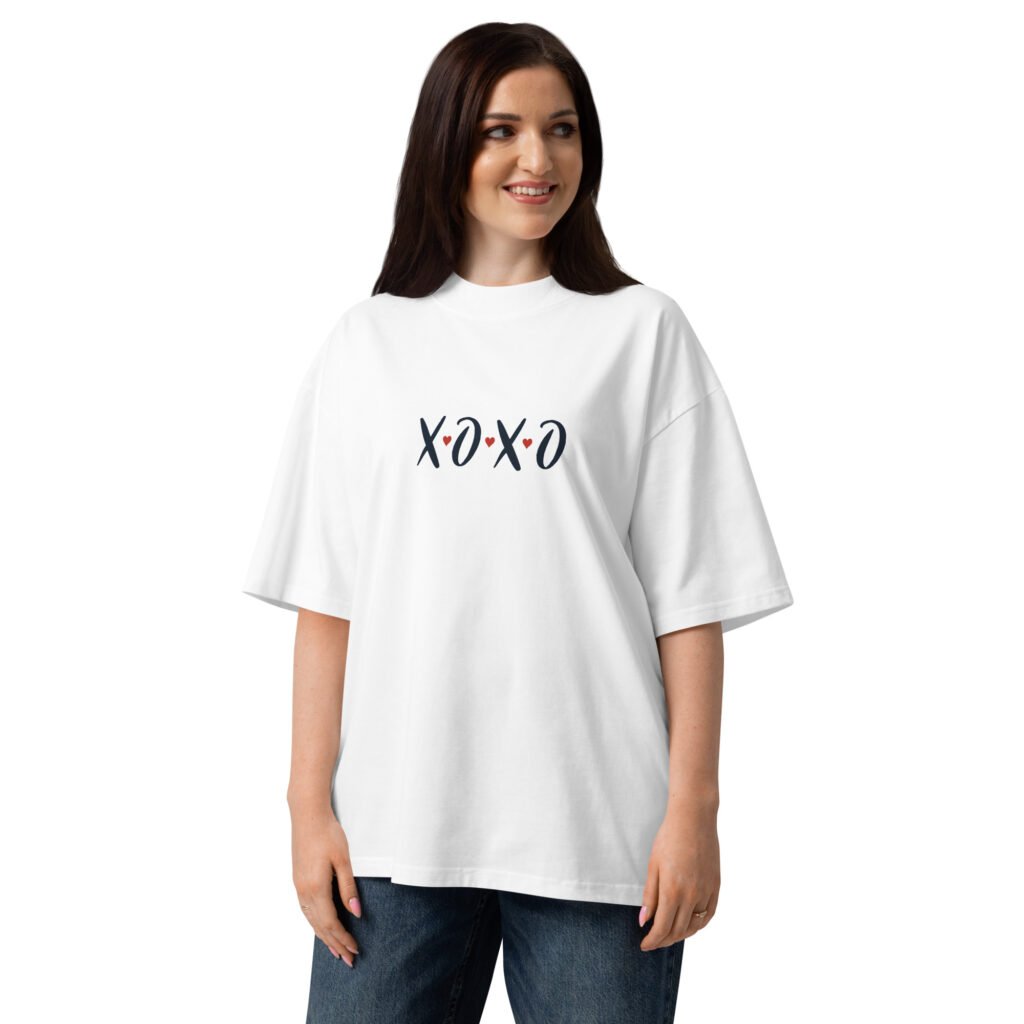 Šie unisex oversize marškinėliai iš 100% organinės medvilnės yra patogūs, minkšti, puikiai tinka kasdienai. Su XOXO užrašu dovana sau ar draugui