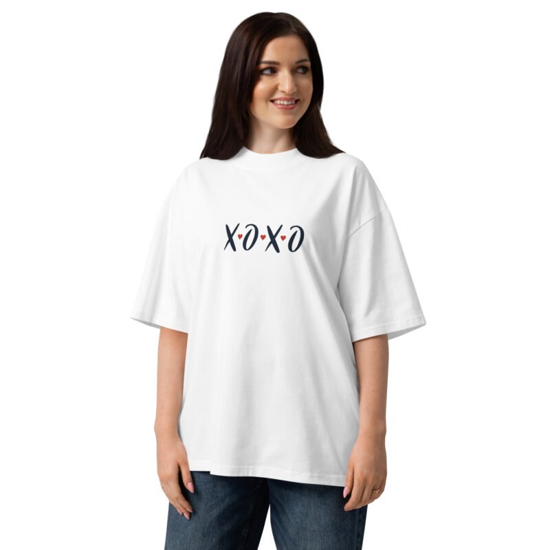 Šie unisex oversize marškinėliai iš 100% organinės medvilnės yra patogūs, minkšti, puikiai tinka kasdienai. Su XOXO užrašu dovana sau ar draugui